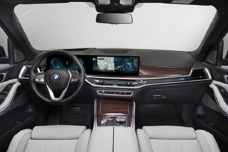 Ngoài những chi tiết được kể trên, còn một điểm ấn tượng không thể không kể đến trong thiết kế của X5 và X6 mới là bảng đồng hồ taplo kỹ thuật số 12.3 inch và màn hình trung tâm cảm ứng 14.9 inch. Bảng taplo gây chú ý khi được bổ sung ốp trang trí phát quang, đi kèm biểu tượng X5, X6 hoặc logo M Sport.