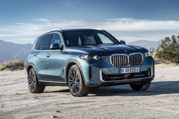 Về an toàn, BMW trang bị nhiều tính năng an toàn và tiện nghi như hệ thống hỗ trợ lùi xe, hỗ trợ đỗ xe chủ động, cảnh báo va chạm, chìa khóa điện tử Digital Key Plus... Bên cạnh đó, trên các phiên bản còn có hệ thống treo thích ứng tiêu chuẩn. Ở bản hiệu năng cao M60i xDrive được sở hữu hệ thống treo Adaptive M và tùy chọn phuộc hơi của gói xOffroad.