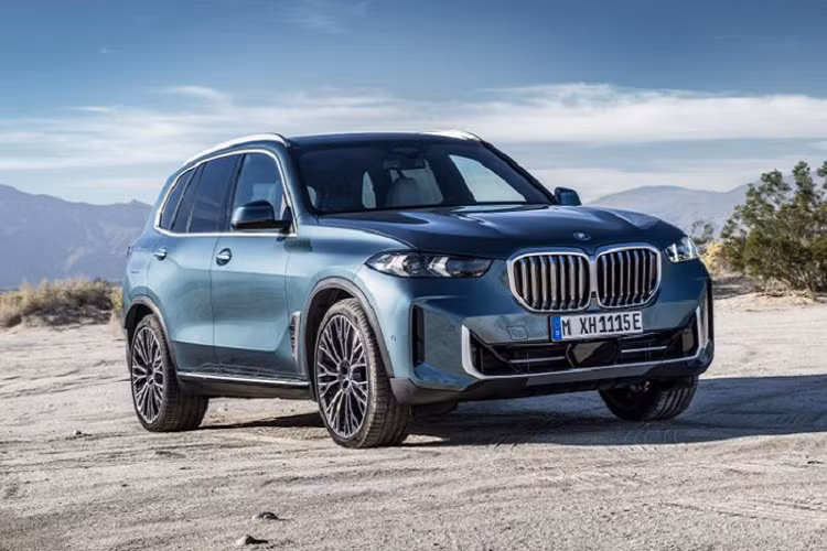 Về an toàn, BMW trang bị nhiều tính năng an toàn và tiện nghi như hệ thống hỗ trợ lùi xe, hỗ trợ đỗ xe chủ động, cảnh báo va chạm, chìa khóa điện tử Digital Key Plus... Bên cạnh đó, trên các phiên bản còn có hệ thống treo thích ứng tiêu chuẩn. Ở bản hiệu năng cao M60i xDrive được sở hữu hệ thống treo Adaptive M và tùy chọn phuộc hơi của gói xOffroad.