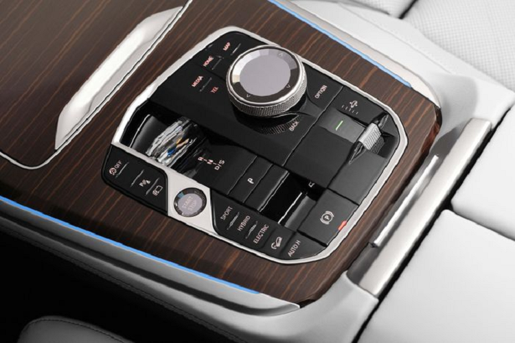 Tuy nhiên, cần số pha lê truyền thống của BMW đã thiết kế được tối giản lại.BMW X5 được phân phối trên thị trường quốc tế với các phiên bản: X5 xDrive40i, X5 xDrive30d, X5 M60i xDrive và bản hybrid X5 xDrive50e. Trong đó, phiên bản X5 xDrive40i, X5 xDrive30d và X5 xDrive50e đều được trang bị động cơ 6 xy-lanh thẳng hàng 3.0L, công suất tối đa lần lượt là 380, 298 và 490 mã lực.