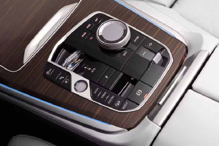 Tuy nhiên, cần số pha lê truyền thống của BMW đã thiết kế được tối giản lại.BMW X5 được phân phối trên thị trường quốc tế với các phiên bản: X5 xDrive40i, X5 xDrive30d, X5 M60i xDrive và bản hybrid X5 xDrive50e. Trong đó, phiên bản X5 xDrive40i, X5 xDrive30d và X5 xDrive50e đều được trang bị động cơ 6 xy-lanh thẳng hàng 3.0L, công suất tối đa lần lượt là 380, 298 và 490 mã lực.