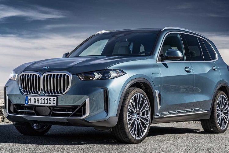 Giá xe BMW X5 và X6 2023 có mức dao động từ 66.195 USD đến 94.595 USD (tương đương 1,5 tỷ đồng đến 2,2 tỷ đồng). Hiện tại đang được lắp ráp tại nhà máy BMW Spartanburg, Mỹ.