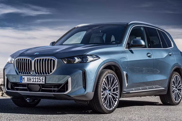 Giá xe BMW X5 và X6 2023 có mức dao động từ 66.195 USD đến 94.595 USD (tương đương 1,5 tỷ đồng đến 2,2 tỷ đồng). Hiện tại đang được lắp ráp tại nhà máy BMW Spartanburg, Mỹ.