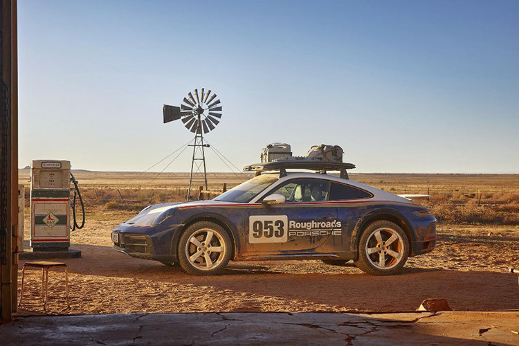 Về nội thất, xe được trang bị đầy đủ mọi tiện ích. Tuy nhiên, lại bị cắt bỏ hoàn toàn hàng ghế sau để giảm trọng lượng và hàng trước sử dụng ghế thể thao. Phần ghế ngồi được bọc da trơn kết hợp chất liệu Race-tex.