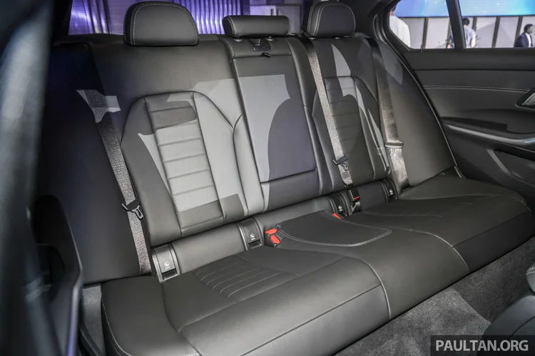 Bên trong, mẫu xe này tiếp tục sử dụng màn hình cong gồm màn hình điều khiển lái xe 12,3 inch kết hợp cùng màn hình điều khiển trung tâm 14,9 inch hỗ trợ kết nối Apple CarPlay và Android Auto.