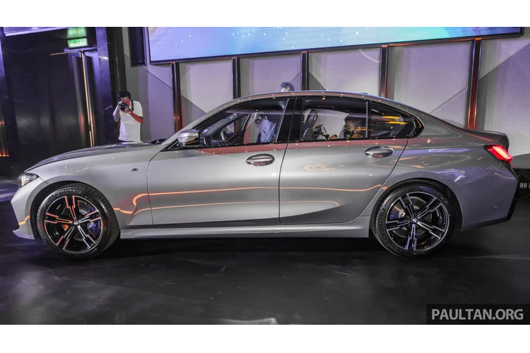 Các tiện ích gồm điều hòa không khí tự động ba vùng, ghế trước chỉnh điện với chức năng nhớ vị trí người lái, sạc điện thoại không dây, đèn nội thất, cốp sau có thể mở rộng khi gập hàng ghế phía sau xuống...