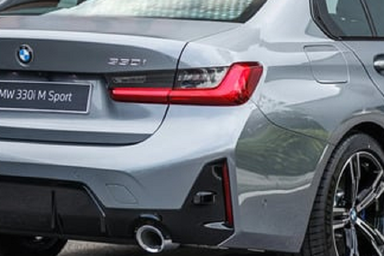 Trang bị an toàn trên 330i M Sport bao gồm hỗ trợ lái xe, cảnh báo lệch làn và thay đổi làn đường, cảnh báo va chạm phía trước và phía sau, cảnh báo tốc độ giới hạn, hỗ trợ đỗ xe.