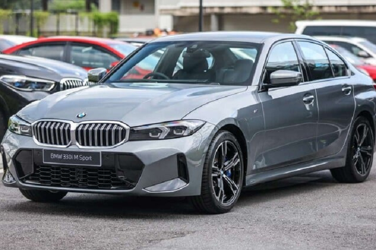 Ở phiên bản 2023, BMW 330i M Sport tại Malaysia nay đã được trang bị hệ thống treo M thích ứng thay vì hệ thống treo M Sport cố định thông thường. Thay đổi này sẽ giúp xe vận hành được ổn định, hiệu quả hơn ở nhiều loại mặt đường và điều kiện lái khác nhau.