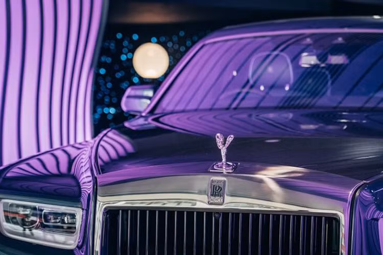 Như vậy, trong số 20 xe Rolls-Royce Phantom Tempus sản xuất toàn cầu đã có chiếc xe về Asean. Những chiếc xe siêu sang Rolls-Royce Phantom bản giới hạn luôn nhận được sự quan tâm của các đại gia Việt, và nhiều dân chơi xe siêu sang cũng mong được sở hữu mẫu xe này.