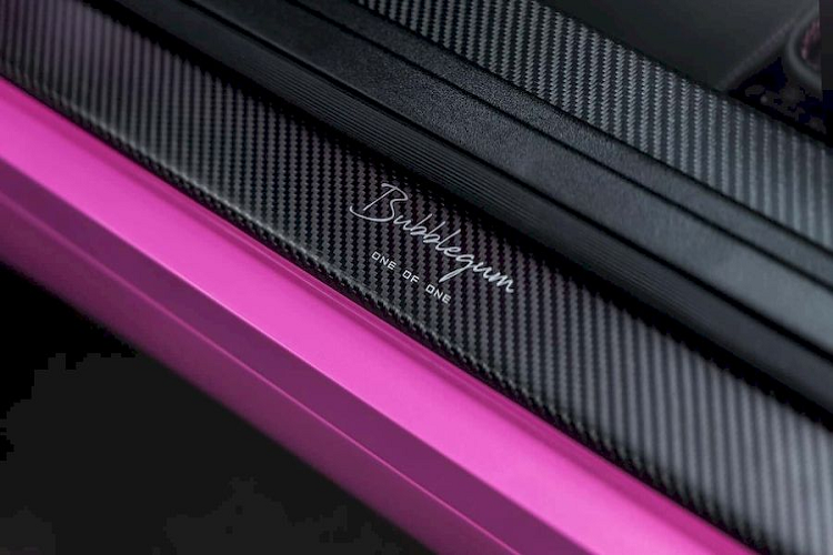 Trong khi đó, nếu được bổ sung bộ tăng áp kép, công suất của cụm máy Porsche 911 đời 993 này có thể lên đến 700 mã lực. Hiện mức giá xe Porsche 911 độ Bubblegum chưa được công bố.