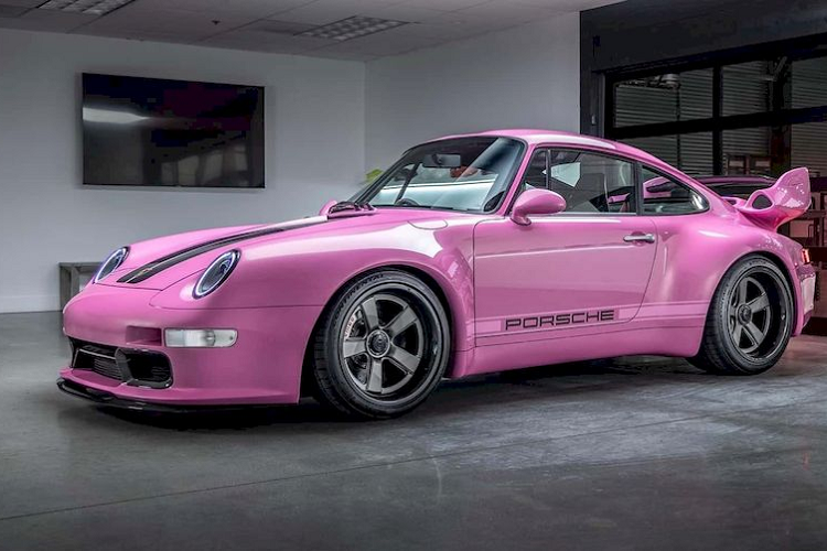 Lễ hội Tốc độ Goodwood thường là nơi những hãng xe thể thao như Ferrari, Pagani trình làng những mẫu siêu xe ấn tượng nhất của mình. Bên cạnh đó, sự kiện này còn có sự tham gia của nhiều hãng độ nổi tiếng trên thế giới... Đáng chú ý có Porsche 911 đời 993 độ Bubblegum của Gunther Werks đã thu hút sự chú ý đặc biệt của khách thăm quan.