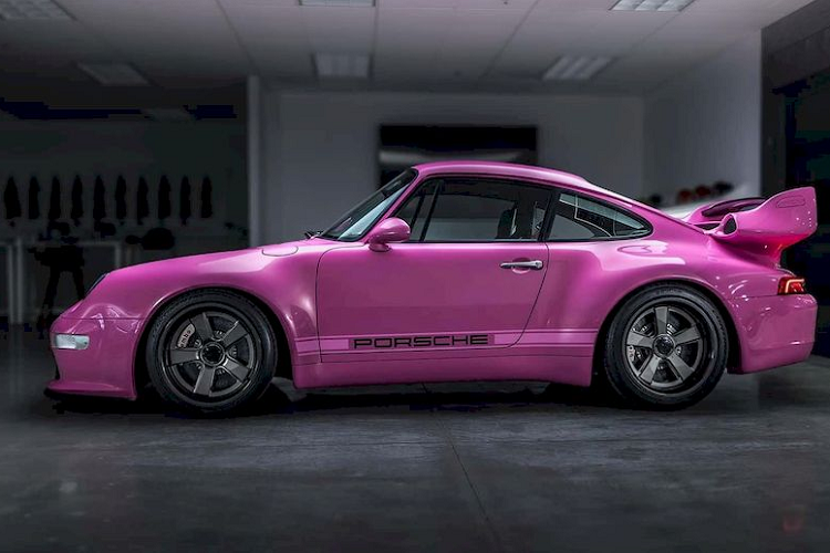 Gunther Werks là hãng độ đến từ California, nổi tiếng với những dự án nâng cấp và phục chế các mẫu xe Porsche cổ điển. Công ty cho biết bản độ Bubblegum được phát triển dựa trên chiếc Porsche 911 đời 993 theo đơn đặt hàng của một vị khách hàng tới từ Anh Quốc.
