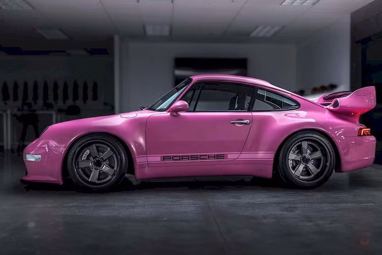 Gunther Werks là hãng độ đến từ California, nổi tiếng với những dự án nâng cấp và phục chế các mẫu xe Porsche cổ điển. Công ty cho biết bản độ Bubblegum được phát triển dựa trên chiếc Porsche 911 đời 993 theo đơn đặt hàng của một vị khách hàng tới từ Anh Quốc.