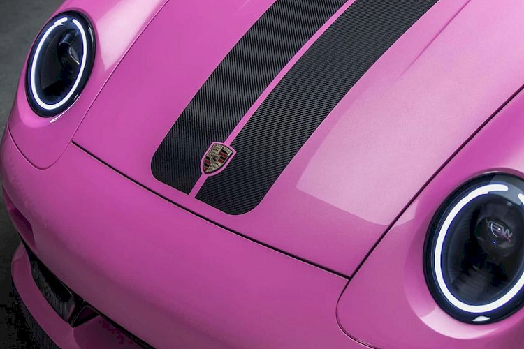 Giống như tên gọi của mình, chiếc Porsche 911 993 Bubblegum nổi bật với lớp sơn siêu mịn màu hồng ánh kim độc đáo. Ở phía dưới lớp sơn này là bộ khung được làm hoàn toàn từ sợi carbon.