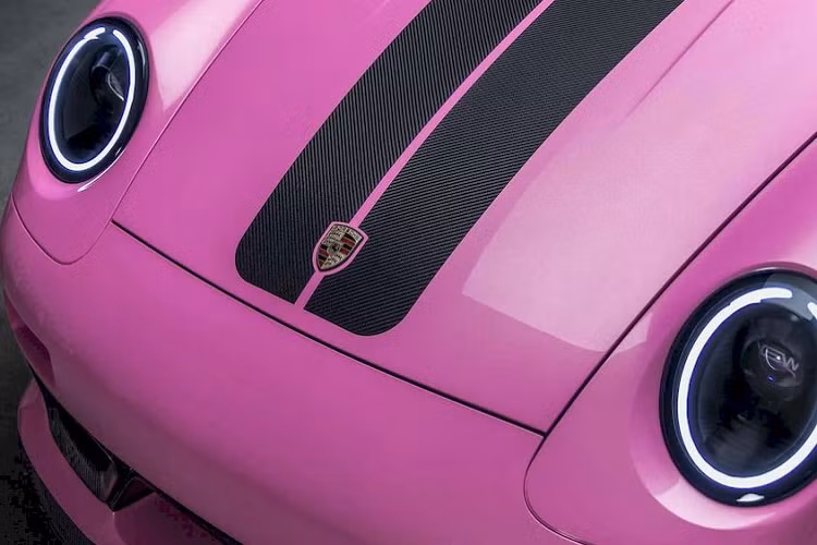 Giống như tên gọi của mình, chiếc Porsche 911 993 Bubblegum nổi bật với lớp sơn siêu mịn màu hồng ánh kim độc đáo. Ở phía dưới lớp sơn này là bộ khung được làm hoàn toàn từ sợi carbon.