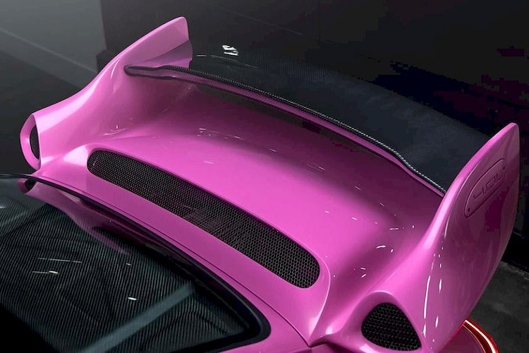 Theo xu hướng chung hiện tại, Gunther Werks cũng đã nâng cấp chóa đèn pha bên trong của 911 993 để chuyển sang sử dụng bóng LED độ sáng cao, tiết kiệm năng lượng. Không chỉ vậy, hãng độ còn bổ sung cho chiếc xe này một bộ bodykit thân rộng, giúp tăng tính thể thao.