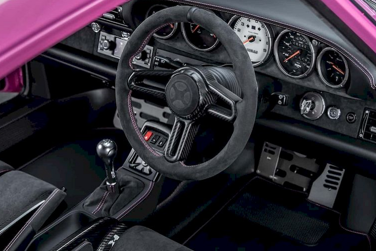 Ở bên trong nội thất, chiếc 911 993 Bubblegum này được trang bị ghế thể thao được làm bằng chất liệu sợi carbon bọc Alcantara và chỉ khâu màu hồng nổi bật. Taplo giữ nguyên cách bố trí nguyên bản với 5 đồng hồ dạng tròn, trong đó 4 đồng hồ mặt số màu đen và 1 đồng hồ ở giữa mặt số màu trắng.