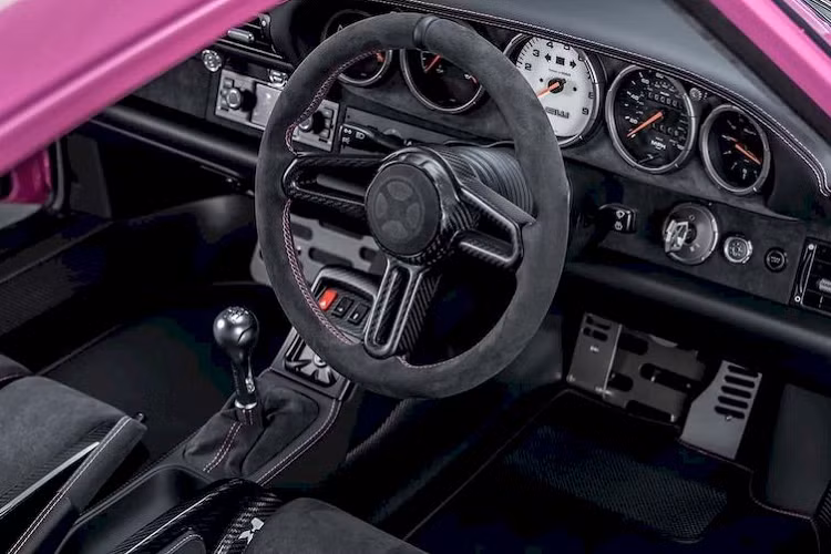 Ở bên trong nội thất, chiếc 911 993 Bubblegum này được trang bị ghế thể thao được làm bằng chất liệu sợi carbon bọc Alcantara và chỉ khâu màu hồng nổi bật. Taplo giữ nguyên cách bố trí nguyên bản với 5 đồng hồ dạng tròn, trong đó 4 đồng hồ mặt số màu đen và 1 đồng hồ ở giữa mặt số màu trắng.