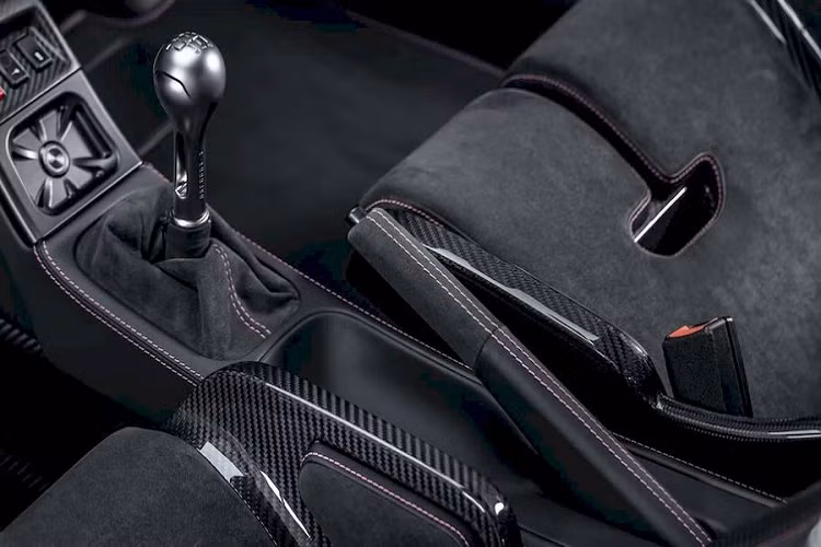 Mặc dù Gunther Werks chưa tiết lộ chi tiết thông số sức mạnh của bản độ này, nhưng được biết chiếc xe được trang bị phiên bản nâng cấp của động cơ boxer 6 xi-lanh 4.0 lít kết hợp với hộp số sàn 6 cấp. Ở dạng hút khí tự nhiên, khối động cơ tạo ra công suất 430 mã lực.