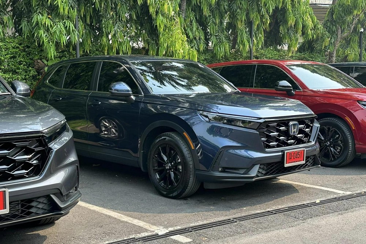  Honda CR-V e:HEV ES 2023 mới là phiên bản kết hợp giữa EL 4WD và e:HEV RS 4WD. Tương tự phiên bản EL 4WD, bản e:HEV ES cũng được trang bị lưới tản nhiệt màu đen bóng với mắt lưới hình tổ ong và không có logo "RS" màu đỏ. Vì là phiên bản hybrid nên xe có logo với viền màu xanh dương của hãng Honda trên lưới tản nhiệt, giống bản e:HEV RS 4WD.