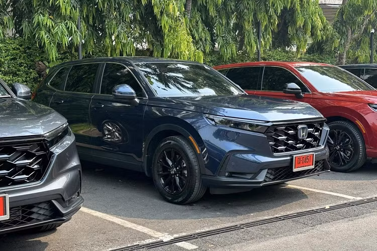  Honda CR-V e:HEV ES 2023 mới là phiên bản kết hợp giữa EL 4WD và e:HEV RS 4WD. Tương tự phiên bản EL 4WD, bản e:HEV ES cũng được trang bị lưới tản nhiệt màu đen bóng với mắt lưới hình tổ ong và không có logo "RS" màu đỏ. Vì là phiên bản hybrid nên xe có logo với viền màu xanh dương của hãng Honda trên lưới tản nhiệt, giống bản e:HEV RS 4WD.