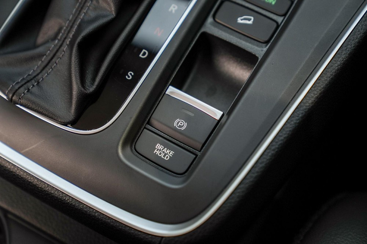 So với bản e:HEV RS 4WD cao cấp nhất, Honda CR-V e:HEV ES 2023 thiếu một số trang bị như hệ thống âm thanh Bose 12 loa, hệ thống định vị dẫn đường, bộ bàn đạp bằng kim loại, lẫy chuyển số thể thao sau vô lăng, màn hình hiển thị thông tin kính lái HUD và công nghệ khóa dạng thẻ từ Honda Smart Key Card.