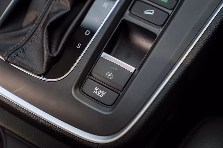 So với bản e:HEV RS 4WD cao cấp nhất, Honda CR-V e:HEV ES 2023 thiếu một số trang bị như hệ thống âm thanh Bose 12 loa, hệ thống định vị dẫn đường, bộ bàn đạp bằng kim loại, lẫy chuyển số thể thao sau vô lăng, màn hình hiển thị thông tin kính lái HUD và công nghệ khóa dạng thẻ từ Honda Smart Key Card.