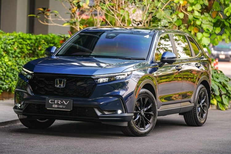 Nằm bên dưới nắp ca-pô của Honda CR-V e:HEV ES 2023 là hệ truyền động hybrid, kết hợp máy xăng Atkinson Cycle 4 xi-lanh, dung tích 2.0L với 2 mô-tơ điện và hộp số E-CVT. Nhờ đó, Honda CR-V e:HEV 4WD 2023 sở hữu công suất tổng cộng 207 mã lực và mô-men xoắn cực đại 335 Nm.