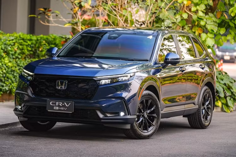 Nằm bên dưới nắp ca-pô của Honda CR-V e:HEV ES 2023 là hệ truyền động hybrid, kết hợp máy xăng Atkinson Cycle 4 xi-lanh, dung tích 2.0L với 2 mô-tơ điện và hộp số E-CVT. Nhờ đó, Honda CR-V e:HEV 4WD 2023 sở hữu công suất tổng cộng 207 mã lực và mô-men xoắn cực đại 335 Nm.