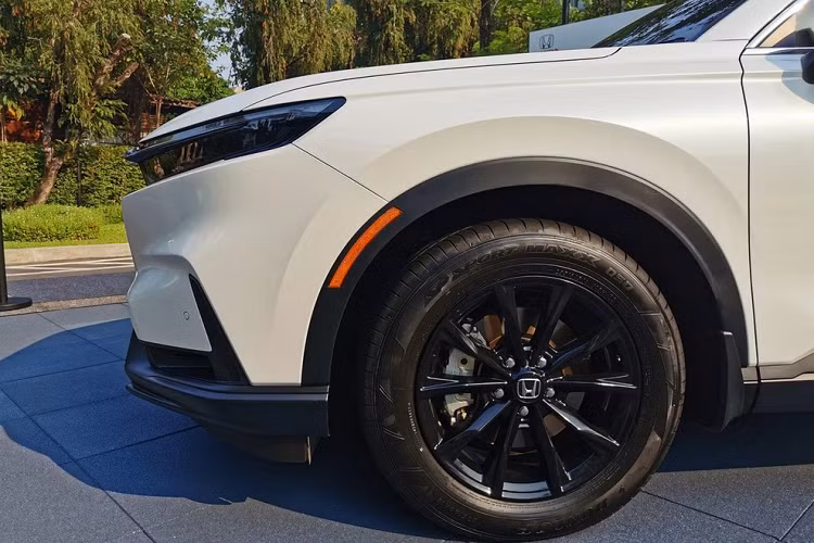 Thêm vào đó là ốp gương chiếu hậu, tay nắm cửa và anten vây cá trên nóc sơn cùng màu với thân xe. Gương chiếu hậu của xe có đủ tính năng gập điện, chỉnh điện, tự động chỉnh khi lùi và tích hợp đèn báo rẽ.