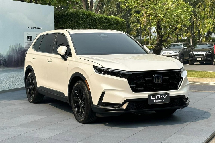 Đằng sau xe, Honda CR-V e:HEV ES 2023 được trang bị đèn hậu LED hình chữ "L" mới, chạy dọc lên cánh gió mui và ăn sâu vào bên trong cửa cốp. Cửa cốp của bản e:HEV ES có tính năng đóng/mở chỉnh điện rảnh tay và tự động khóa khi người lái rời khỏi xe.