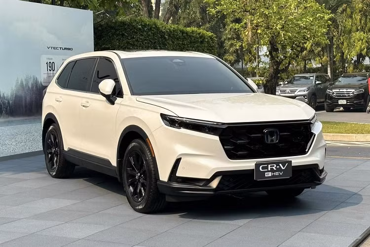 Đằng sau xe, Honda CR-V e:HEV ES 2023 được trang bị đèn hậu LED hình chữ "L" mới, chạy dọc lên cánh gió mui và ăn sâu vào bên trong cửa cốp. Cửa cốp của bản e:HEV ES có tính năng đóng/mở chỉnh điện rảnh tay và tự động khóa khi người lái rời khỏi xe.