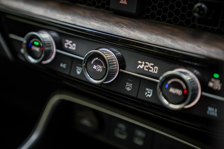 Các trang bị đáng chú ý khác như; sạc điện thoại không dây, 1 cổng USB Type A, 3 cổng USB Type C... phanh tay điện tử, tự động giữ phanh tạm thời, cửa sổ trời toàn cảnh Panorama chỉnh điện, đèn viền LED nội thất và đèn LED đọc sách bật/tắt cảm ứng trên trần.