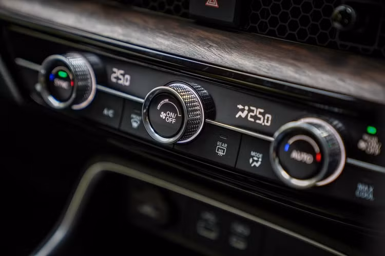 Các trang bị đáng chú ý khác như; sạc điện thoại không dây, 1 cổng USB Type A, 3 cổng USB Type C... phanh tay điện tử, tự động giữ phanh tạm thời, cửa sổ trời toàn cảnh Panorama chỉnh điện, đèn viền LED nội thất và đèn LED đọc sách bật/tắt cảm ứng trên trần.