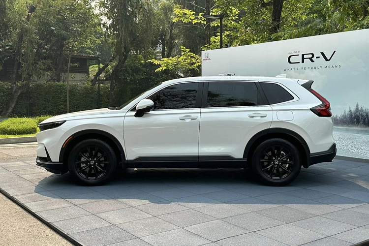 Cụ thể, bản e:HEV ES có khoảng sáng gầm 198 mm trong khi chiều dài đạt 4.691 mm, chiều rộng 1.866 mm, chiều cao 1.681 mm và chiều dài cơ sở 2.700 mm. Bán kính vòng quay tối thiểu của xe là 5,5 m.