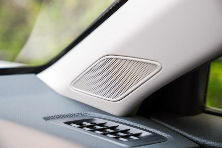 Tương tự các phiên bản còn lại, Honda CR-V e:HEV ES 2023 cũng được trang bị gói công nghệ an toàn chủ động Honda Sensing, bao gồm những tính năng như phanh giảm thiểu va chạm CMBS, hỗ trợ giữ làn đường LKAS, cảnh báo/kiểm soát khi xe lệch làn đường, hệ thống kiểm soát hành trình thích ứng ở dải tốc độ thấp, điều chỉnh đèn pha tự động và cảnh báo khi phương tiện phía trước khởi hành.