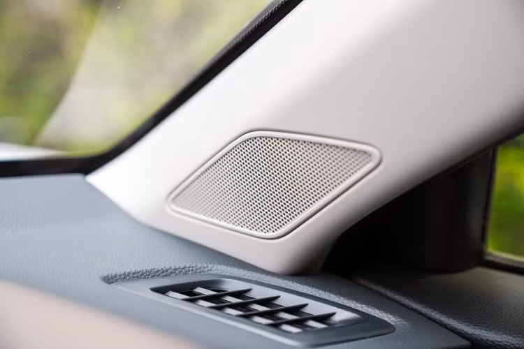 Tương tự các phiên bản còn lại, Honda CR-V e:HEV ES 2023 cũng được trang bị gói công nghệ an toàn chủ động Honda Sensing, bao gồm những tính năng như phanh giảm thiểu va chạm CMBS, hỗ trợ giữ làn đường LKAS, cảnh báo/kiểm soát khi xe lệch làn đường, hệ thống kiểm soát hành trình thích ứng ở dải tốc độ thấp, điều chỉnh đèn pha tự động và cảnh báo khi phương tiện phía trước khởi hành.