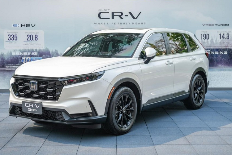 Cả 5 phiên bản của Honda CR-V 2023 tại Thái Lan đều dùng hệ thống treo MacPherson phía trước và hệ thống treo đa liên kết độc lập với thanh cân bằng đằng sau. Riêng bản e:HEV ES đã được điều chỉnh hệ thống treo nên sở hữu gầm thấp hơn 10 mm so với bản e:HEV RS 4WD. Ngay cả chiều cao của bản này cũng thấp hơn 10 mm.
