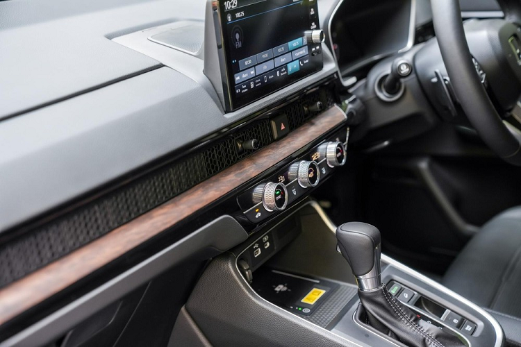 Tại thị trường Thái Lan, giá xe Honda CR-V e:HEV ES 2023 từ 1,589 triệu Baht (khoảng 1,069 tỷ đồng), rẻ hơn bản 1.5 Turbo ES 4WD (1,599 triệu Baht), EL 4WD (1,649 triệu Baht) và e:HEV RS 4WD (1,729 triệu Baht). Là phiên bản rẻ thứ hai, chỉ sau bản tiêu chuẩn, nhưng lại khá đủ trang bị và tiết kiệm xăng, Honda CR-V e:HEV ES 2023 hứa hẹn sẽ hút khách tại thị trường Thái Lan.