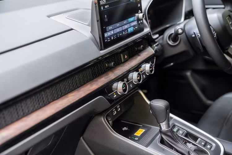 Tại thị trường Thái Lan, giá xe Honda CR-V e:HEV ES 2023 từ 1,589 triệu Baht (khoảng 1,069 tỷ đồng), rẻ hơn bản 1.5 Turbo ES 4WD (1,599 triệu Baht), EL 4WD (1,649 triệu Baht) và e:HEV RS 4WD (1,729 triệu Baht). Là phiên bản rẻ thứ hai, chỉ sau bản tiêu chuẩn, nhưng lại khá đủ trang bị và tiết kiệm xăng, Honda CR-V e:HEV ES 2023 hứa hẹn sẽ hút khách tại thị trường Thái Lan.