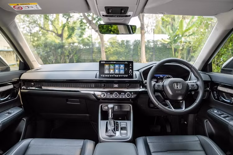 Cũng như bản EL 4WD, bản e:HEV ES được trang bị ghế bọc da thật pha da tổng hợp. Bên cạnh đó là những chi tiết ốp gỗ màu nâu và ốp trang trí màu đen bóng ở mặt táp-lô cũng như tapi cửa.