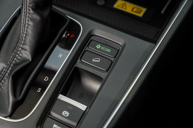 Honda CR-V e:HEV ES 2023 chỉ được trang bị hệ dẫn động cầu trước 2WD nên nhẹ hơn đến 72 kg so với bản e:HEV RS 4WD. Vì vậy, e:HEV ES được kỳ vọng là phiên bản tiết kiệm xăng nhất của dòng SUV cỡ C này. Xe cũng có 3 chế độ lái là Econ, Normal và Sport như bản e:HEV RS 4WD.