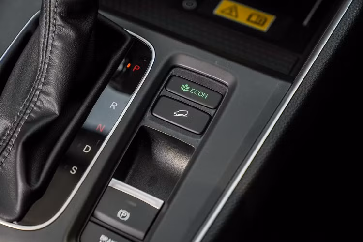 Honda CR-V e:HEV ES 2023 chỉ được trang bị hệ dẫn động cầu trước 2WD nên nhẹ hơn đến 72 kg so với bản e:HEV RS 4WD. Vì vậy, e:HEV ES được kỳ vọng là phiên bản tiết kiệm xăng nhất của dòng SUV cỡ C này. Xe cũng có 3 chế độ lái là Econ, Normal và Sport như bản e:HEV RS 4WD.