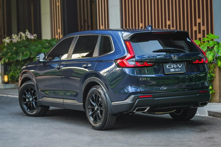 Bên trong Honda CR-V e:HEV ES 2023 là không gian nội thất với tông màu đen chủ đạo, tương tự bản EL 4WD. Thế nhưng, e:HEV ES chỉ có nội thất 2 hàng ghế với 5 chỗ ngồi.