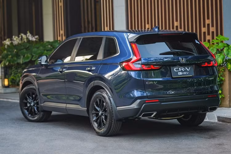 Bên trong Honda CR-V e:HEV ES 2023 là không gian nội thất với tông màu đen chủ đạo, tương tự bản EL 4WD. Thế nhưng, e:HEV ES chỉ có nội thất 2 hàng ghế với 5 chỗ ngồi.