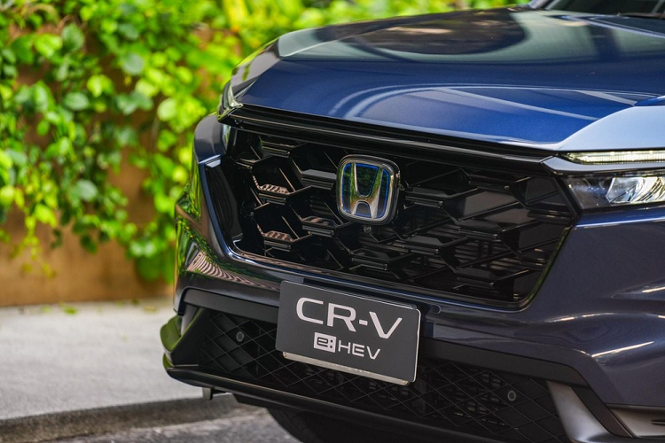 Bên cạnh đó là cụm đèn pha LED sắc sảo, đi kèm dải đèn LED định vị ban ngày kiêm đèn báo rẽ LED tuần tự. Đèn pha của xe có tính năng tự động chỉnh luồng sáng cao/thấp. Tuy nhiên, bản e:HEV ES không có đèn pha thích ứng như bản Honda CR-Ve:HEV RS 4WD cao cấp nhất.