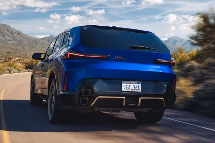 Thiết kế ấn tượng có phần gây tranh cãi trong thời gian của BMW XM 2023 được vị chuyên gia đánh giá là đẹp mắt và thuyết phục hơn khi nhìn thực tế bên ngoài. Mẫu xe này cũng nhận được nhiều lời khen cho phần nội thất nhờ cách phối màu tương phản và ghế thể thao đầy mạnh mẽ cũng như thiết kế thoải mái ở hàng ghế sau.