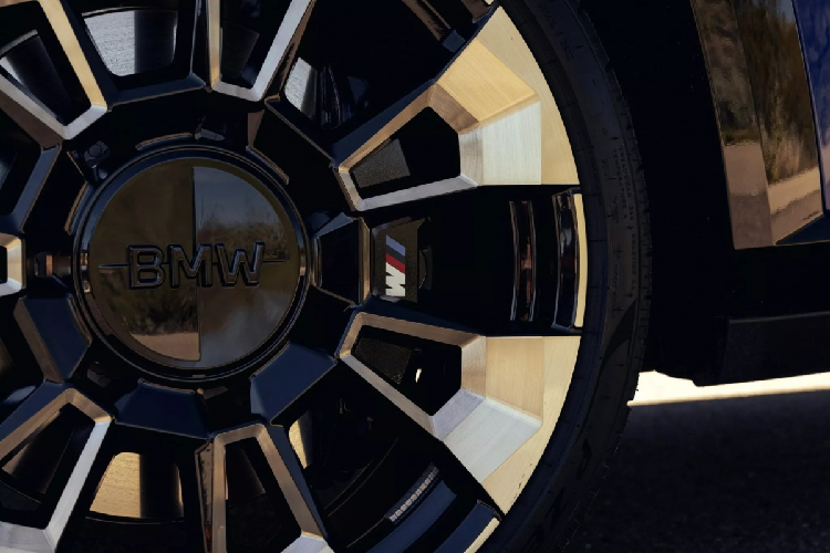 Tại Thái Lan, giá xe BMW XM 2023 bản 50e xDrive đang được bán với mức giá 14,899 triệu Baht (khoảng 10,1 tỷ đồng). Hiện chưa rõ mẫu xe này có được đưa về Việt Nam hay không, nhưng chắc hẳn rất nhiều người đang chờ đợi được tận tay trải nghiệm nó.