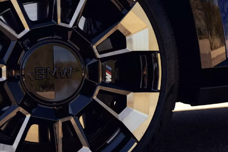 Tại Thái Lan, giá xe BMW XM 2023 bản 50e xDrive đang được bán với mức giá 14,899 triệu Baht (khoảng 10,1 tỷ đồng). Hiện chưa rõ mẫu xe này có được đưa về Việt Nam hay không, nhưng chắc hẳn rất nhiều người đang chờ đợi được tận tay trải nghiệm nó.