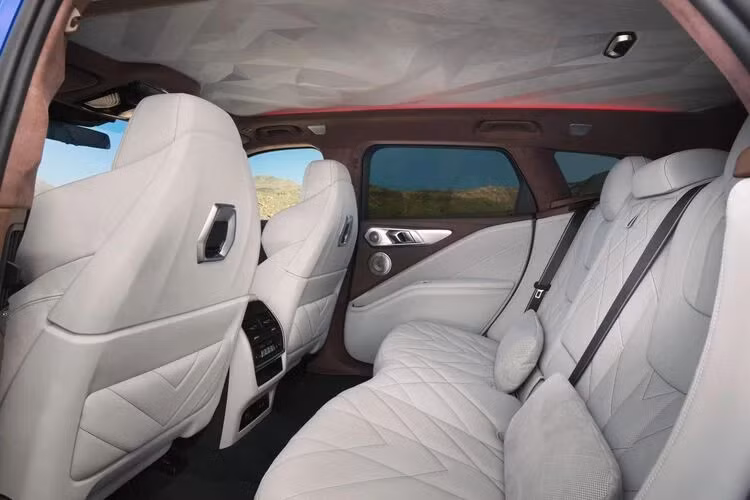 Về hiệu suất, BMW XM 2023 mang lại những trải nghiệm tuyệt vời cho vị chuyên gia trên, nhờ sức mạnh mà động cơ mang lại so với khối lượng lên đến 2,7 tấn của nó. Cảm giác tăng tốc cũng rất tuyệt khi nó không có độ trễ mỗi khi đạp chân ga, đó là nhờ vào hệ thống hybrid của xe.